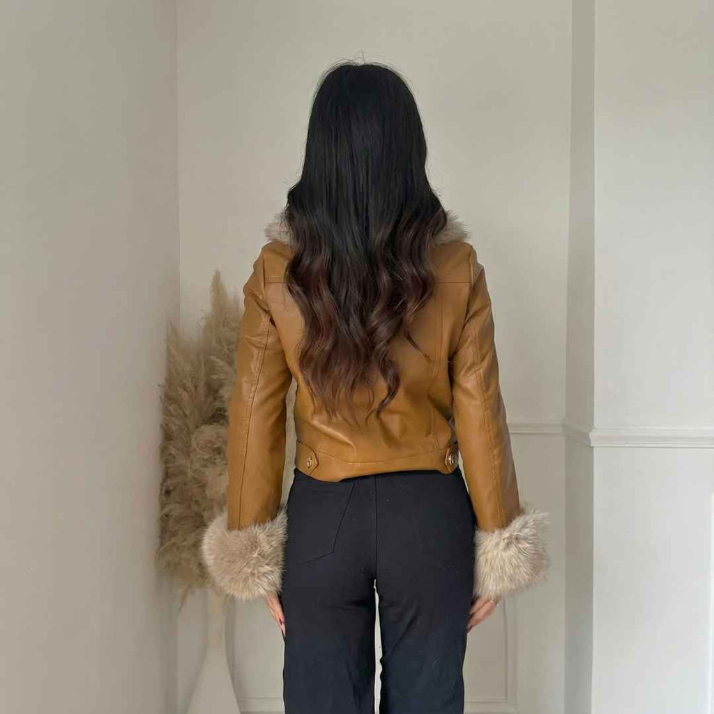 Veste Courte à Col & Poignets Fourrure – Finition Lisse