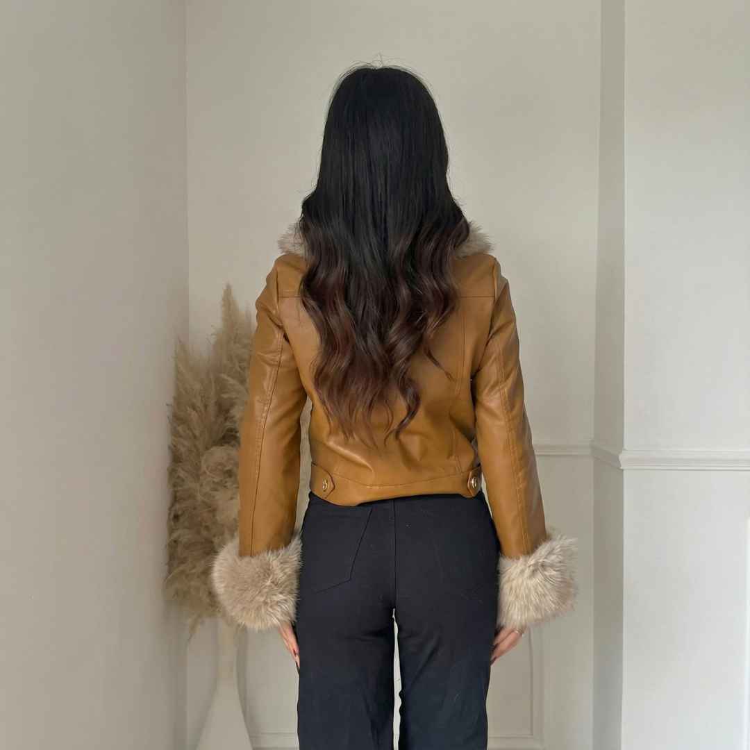 Veste Courte à Col & Poignets Fourrure – Finition Lisse